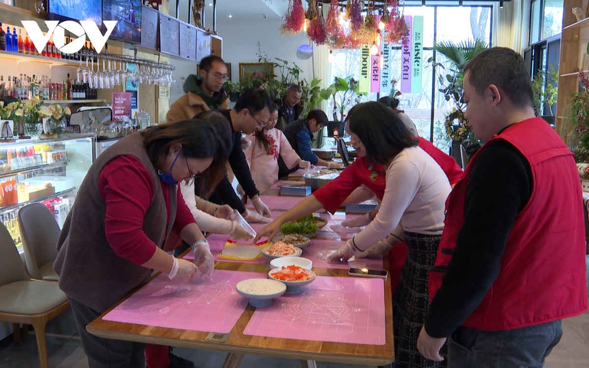 Nem cuốn - món ăn Việt được làm nhiều nhất trên mạng xã hội Trung Quốc- Ảnh 1.