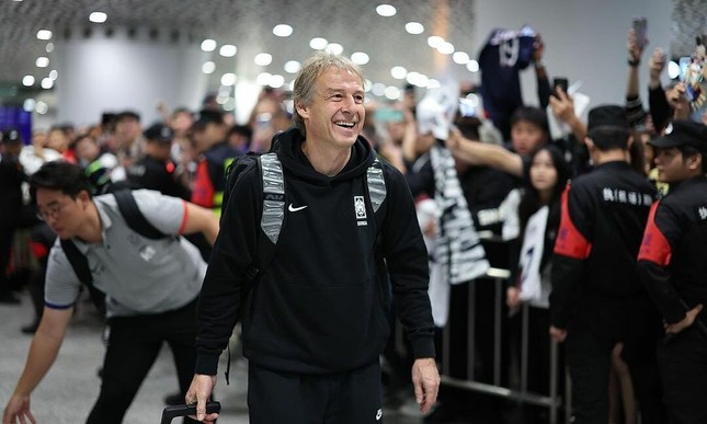 HLV Klinsmann bị NHM Hàn Quốc 'quây', ném vật thể lạ ở sân bay- Ảnh 1.