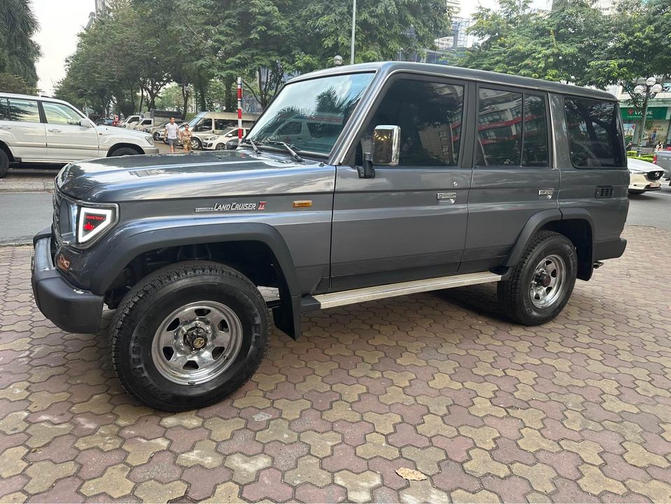 Bán Toyota Land Cruiser 33 năm tuổi giá 750 triệu, chủ xe tiết lộ: 'Đã lên kính chỉnh điện, lắp pô Mercedes G 63'- Ảnh 6.