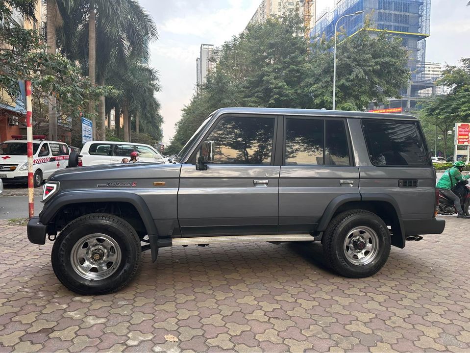 Bán Toyota Land Cruiser 33 năm tuổi giá 750 triệu, chủ xe tiết lộ: 'Đã lên kính chỉnh điện, lắp pô Mercedes G 63'- Ảnh 2.