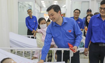 TRỰC TIẾP: Không khí đón giao thừa, chào Xuân Giáp Thìn 2024 trên cả nước- Ảnh 40. TRỰC TIẾP: Không khí đón giao thừa, chào Xuân Giáp Thìn 2024 trên cả nước- Ảnh 40.