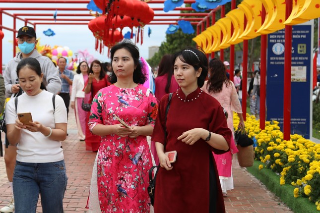 TRỰC TIẾP: Không khí đón giao thừa, chào Xuân Giáp Thìn 2024 trên cả nước- Ảnh 33. TRỰC TIẾP: Không khí đón giao thừa, chào Xuân Giáp Thìn 2024 trên cả nước- Ảnh 33.