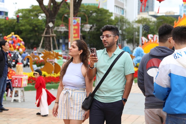 TRỰC TIẾP: Không khí đón giao thừa, chào Xuân Giáp Thìn 2024 trên cả nước- Ảnh 37. TRỰC TIẾP: Không khí đón giao thừa, chào Xuân Giáp Thìn 2024 trên cả nước- Ảnh 37.