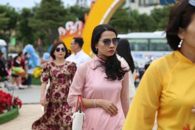 TRỰC TIẾP: Không khí đón giao thừa, chào Xuân Giáp Thìn 2024 trên cả nước- Ảnh 35. TRỰC TIẾP: Không khí đón giao thừa, chào Xuân Giáp Thìn 2024 trên cả nước- Ảnh 35.