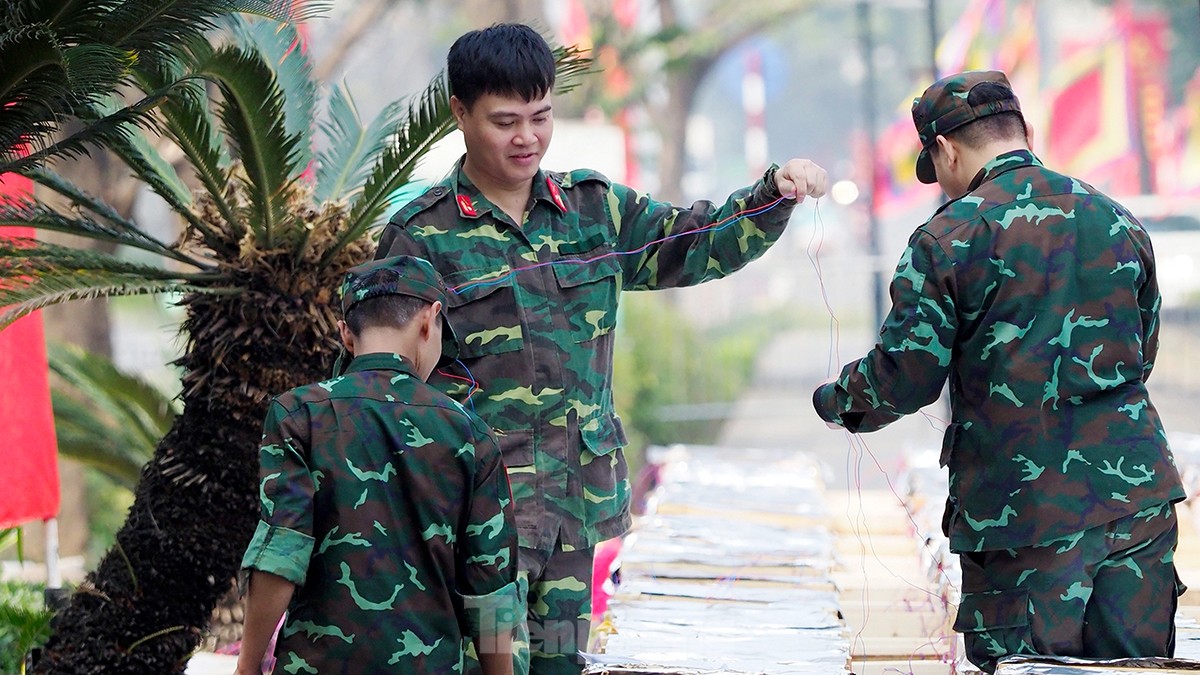 Mục sở thị trận địa pháo hoa lớn nhất Hà Nội trước giờ khai hỏa đón giao thừa- Ảnh 5.