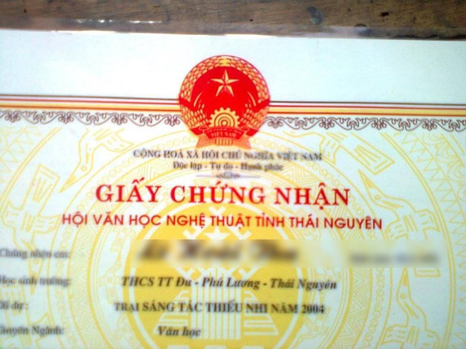 Khoe tờ giấy chứng nhận từ năm cấp 2, cô gái khiến dân tình nghi ngờ: Thực sự có người sinh ngày này?- Ảnh 1.