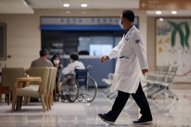 Vì sao các bác sĩ thực tập tại Hàn Quốc đồng loạt bỏ việc?- Ảnh 1.