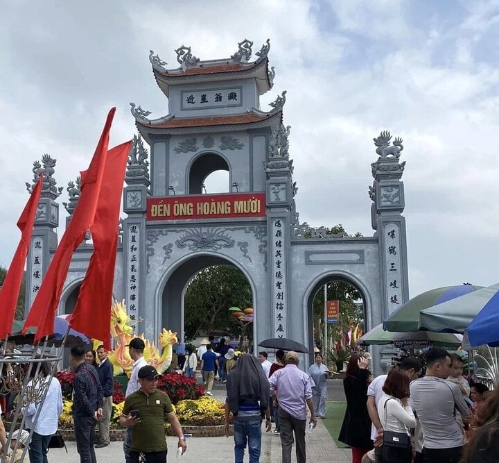 Nghi vấn biển thủ tiền công đức tại đền ông Hoàng Mười: Tạm đình chỉ 2 nhân viên- Ảnh 1.