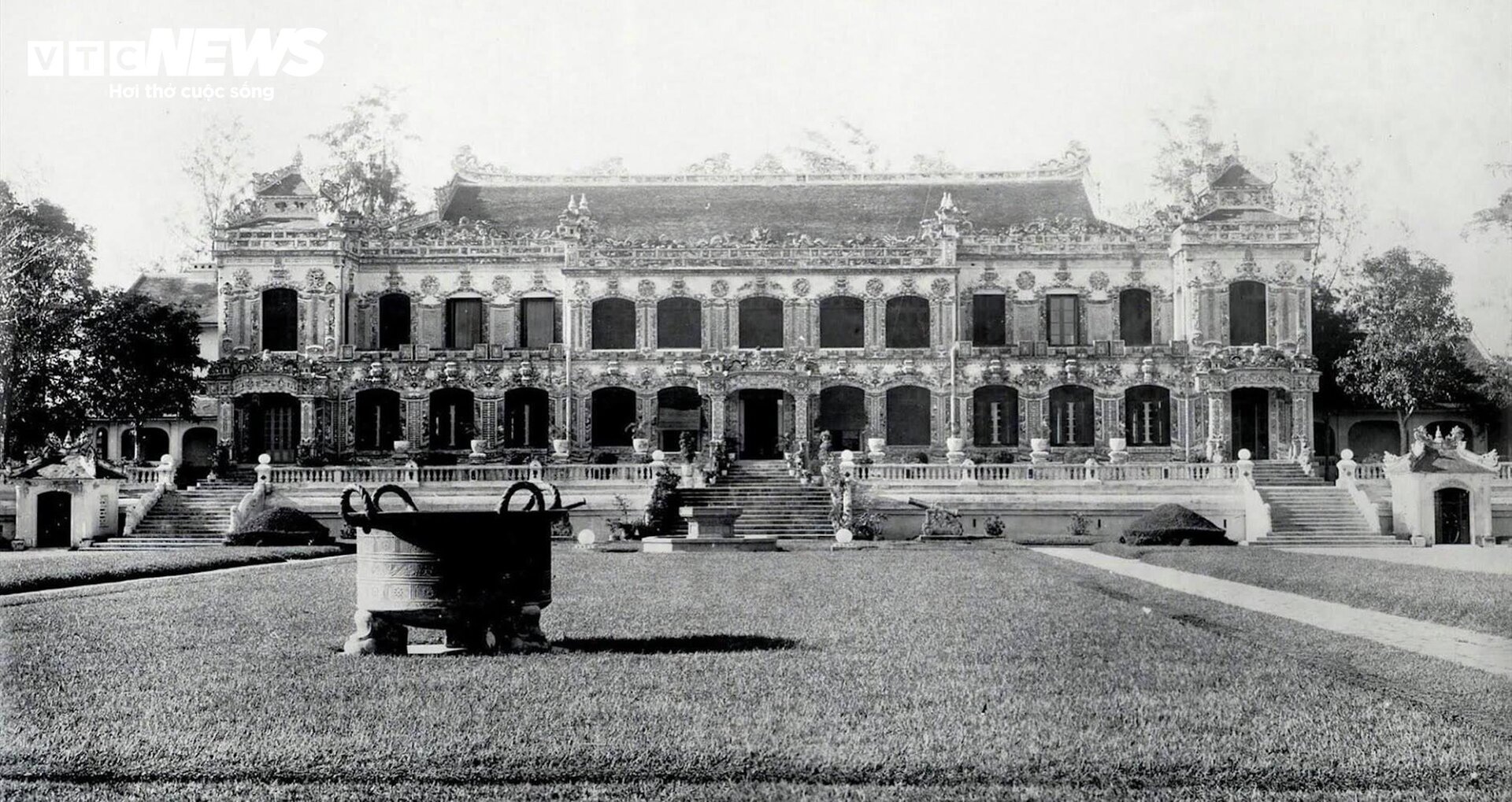 Cận cảnh cung điện thời nhà Nguyễn tốn hàng triệu USD phục dựng ở Huế- Ảnh 1.