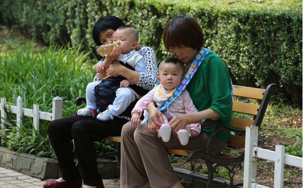 Lên thành phố chăm cháu, tôi bỏ về sau 1 câu nói của con dâu, rầu rĩ than thở: Nhà con cái không bao giờ là nhà của cha mẹ- Ảnh 1.