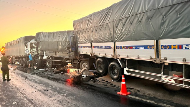 4 xe tải tông liên hoàn trên cao tốc, tài xế tử vong tại chỗ- Ảnh 1.