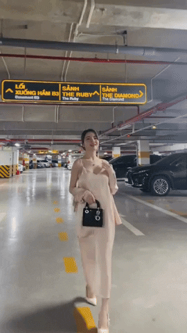 Chu Thanh Huyền diện váy sexy, xách túi trăm triệu thả dáng trong hầm xe, gây chú ý với 2 giây hớ hênh khoe vòng một lấp ló- Ảnh 1.