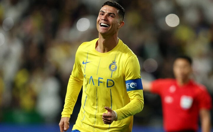 Giàu như Ronaldo: Ngồi chơi 15 phút kiếm đủ 200 triệu đồng đóng phạt- Ảnh 1.