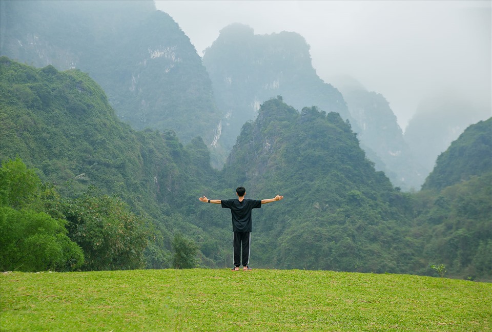 Phát hiện thảo nguyên xanh cách Hà Nội chưa tới 100km, được so sánh như “vịnh Hạ Long trên cạn”- Ảnh 6.