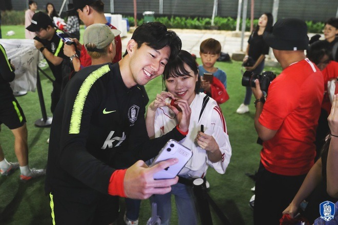 Son Heung-min bất ngờ từ chối khi fan yêu cầu ký tặng, fan tấm tắc khen khi biết lý do đằng sau- Ảnh 2.