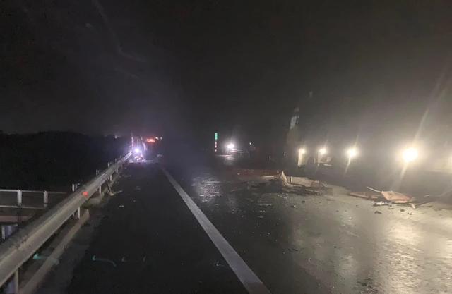 Hiện trường vụ tai nạn trên cao tốc Cam Lộ - La Sơn khiến 2 vợ chồng trẻ tử vong, 9 người bị thương- Ảnh 5.