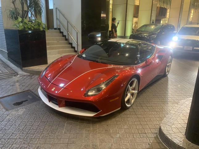 Siêu xe Ferrari 488 GTB tái xuất sau hơn một năm tông đổ cây tại Hà Nội- Ảnh 1.