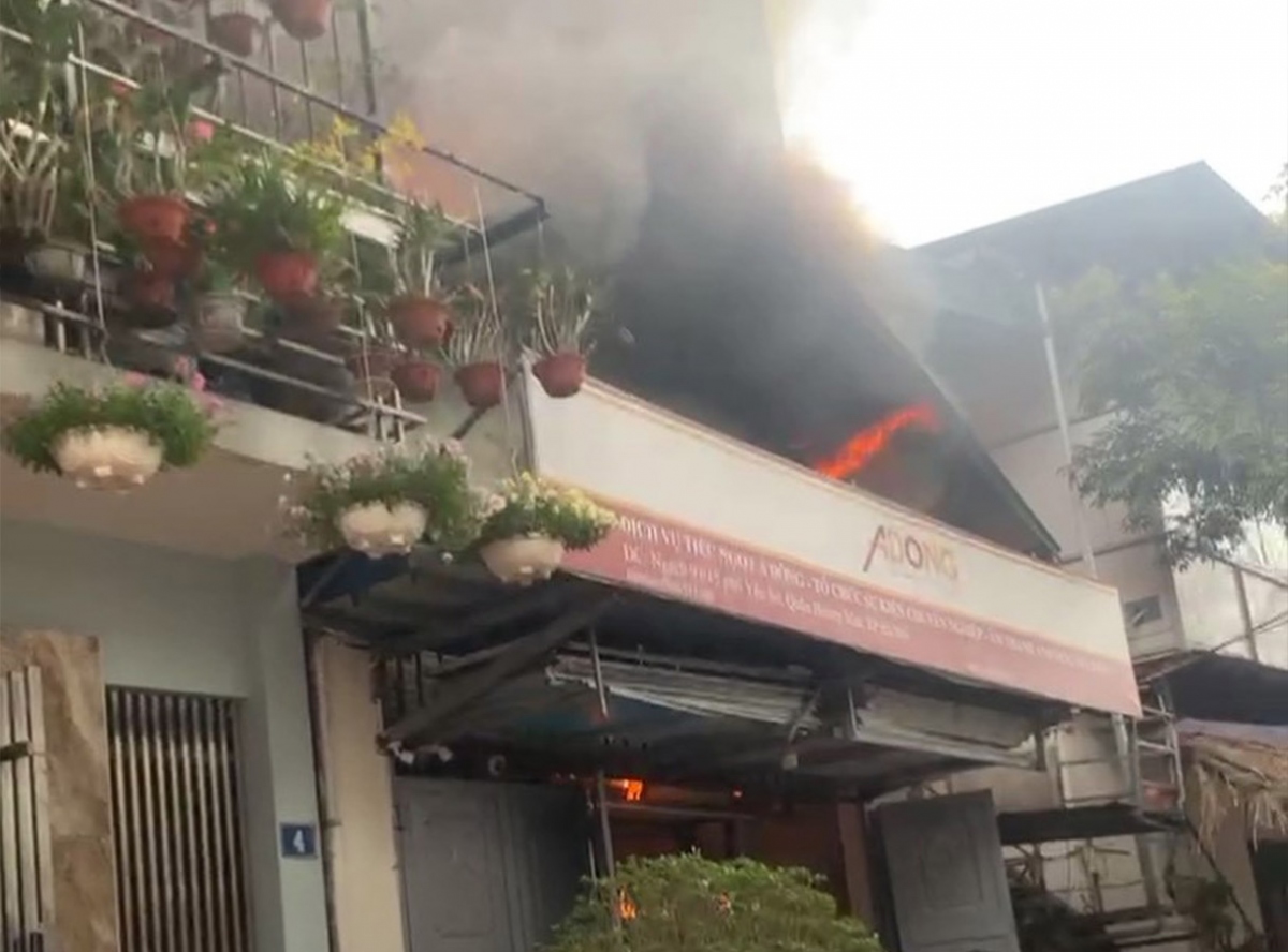 Cháy lớn tại cửa hàng dịch vụ tiệc cưới lan sang nhà dân ở phố Yên Sở, Hà Nội- Ảnh 2.