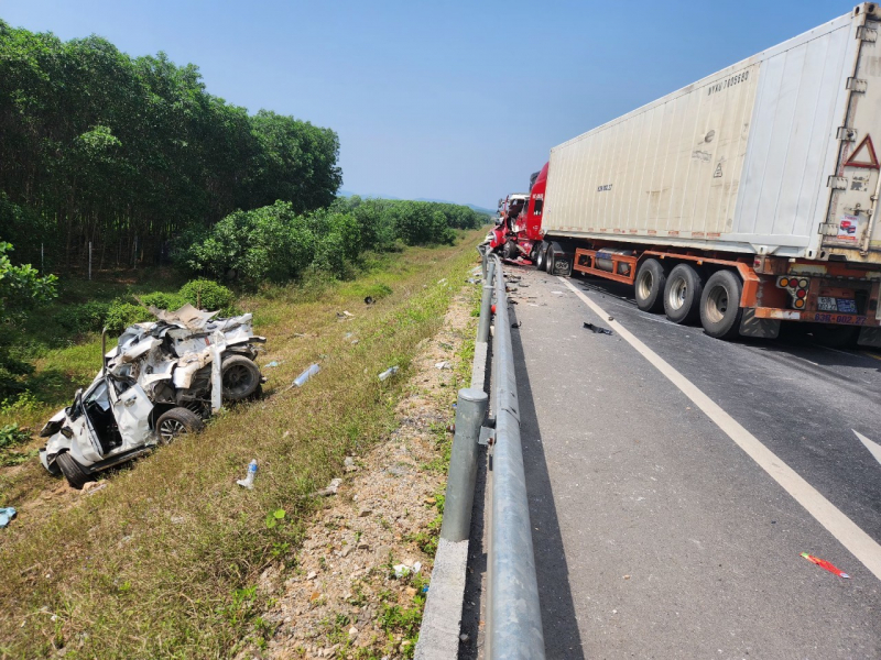 Hiện trường vụ tai nạn trên cao tốc Cam Lộ - La Sơn khiến 2 vợ chồng trẻ tử vong, 9 người bị thương- Ảnh 7.