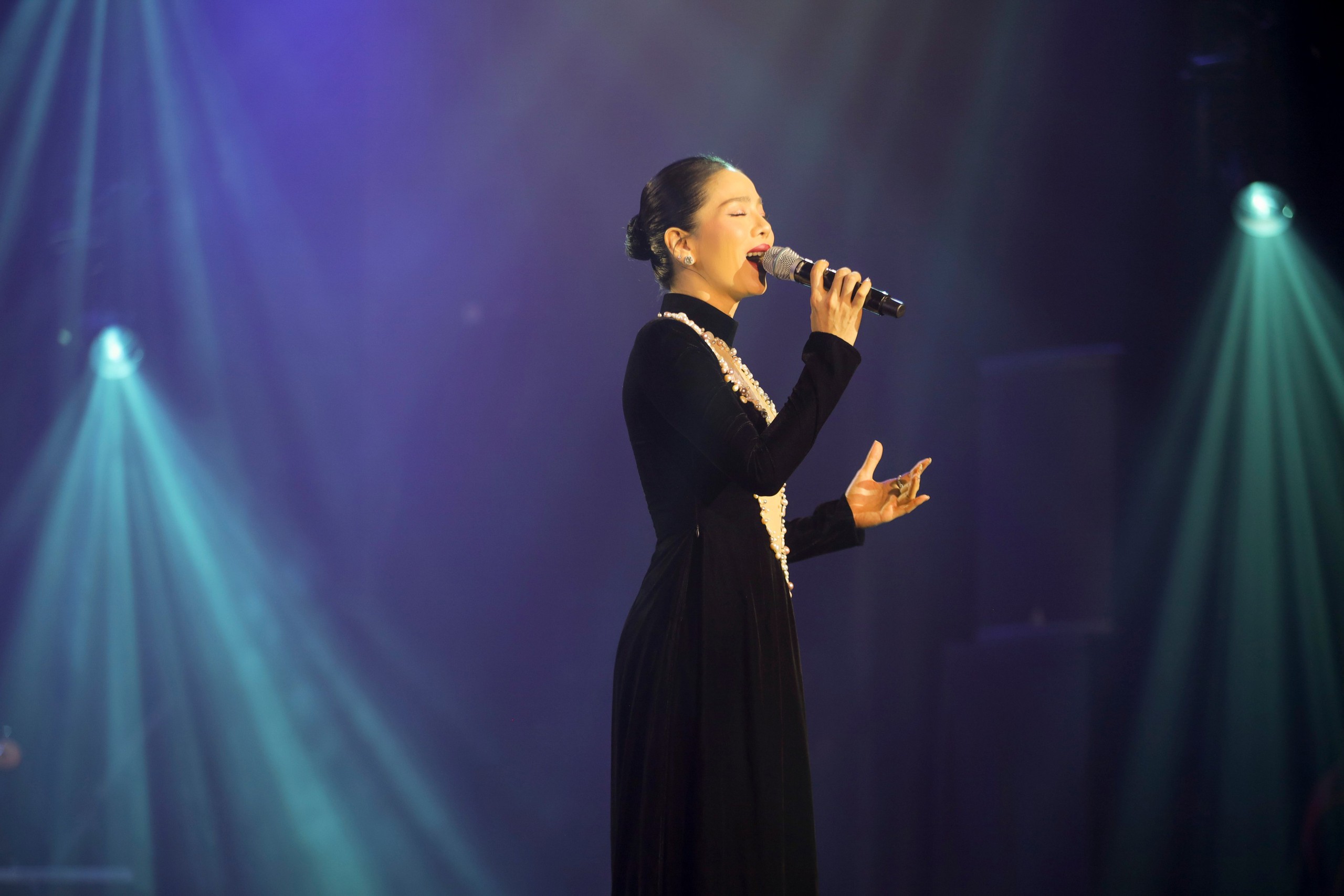 Đêm nhạc Lam Phương: Tràn ngập hơi thở mới, dàn ca sĩ thăng hoa, xúc động chia sẻ về lần gặp cố nhạc sĩ - Ảnh 4.