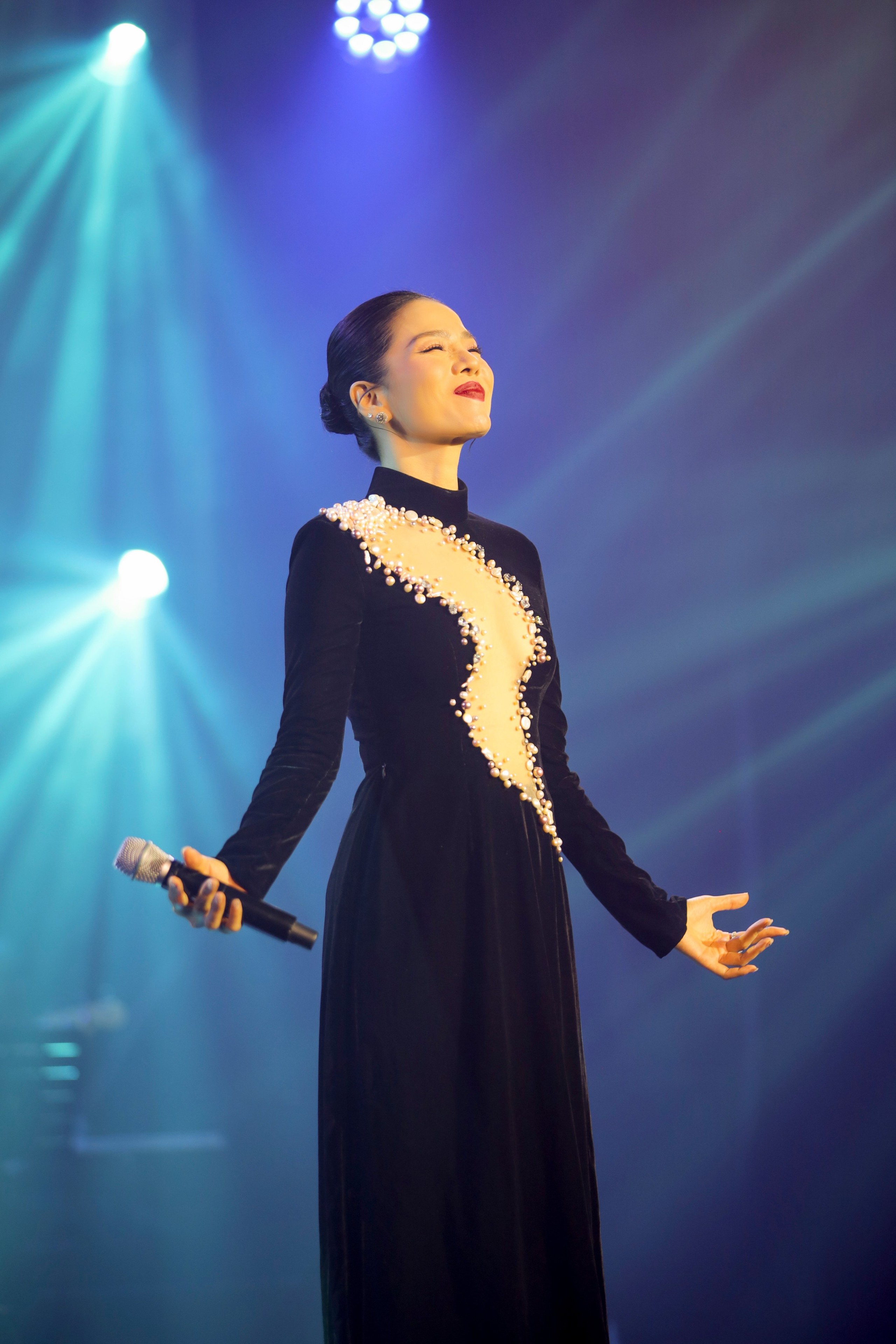 Đêm nhạc Lam Phương: Tràn ngập hơi thở mới, dàn ca sĩ thăng hoa, xúc động chia sẻ về lần gặp cố nhạc sĩ - Ảnh 5.