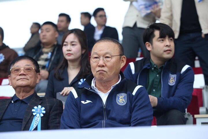 Ông Park Hang Seo lần đầu tiên dự khán trận đấu của đội bóng mới- Ảnh 5.