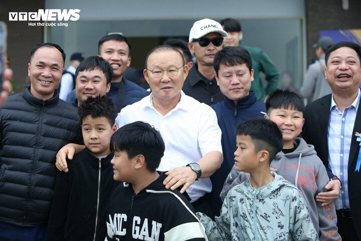 Ông Park Hang Seo lần đầu tiên dự khán trận đấu của đội bóng mới- Ảnh 2.