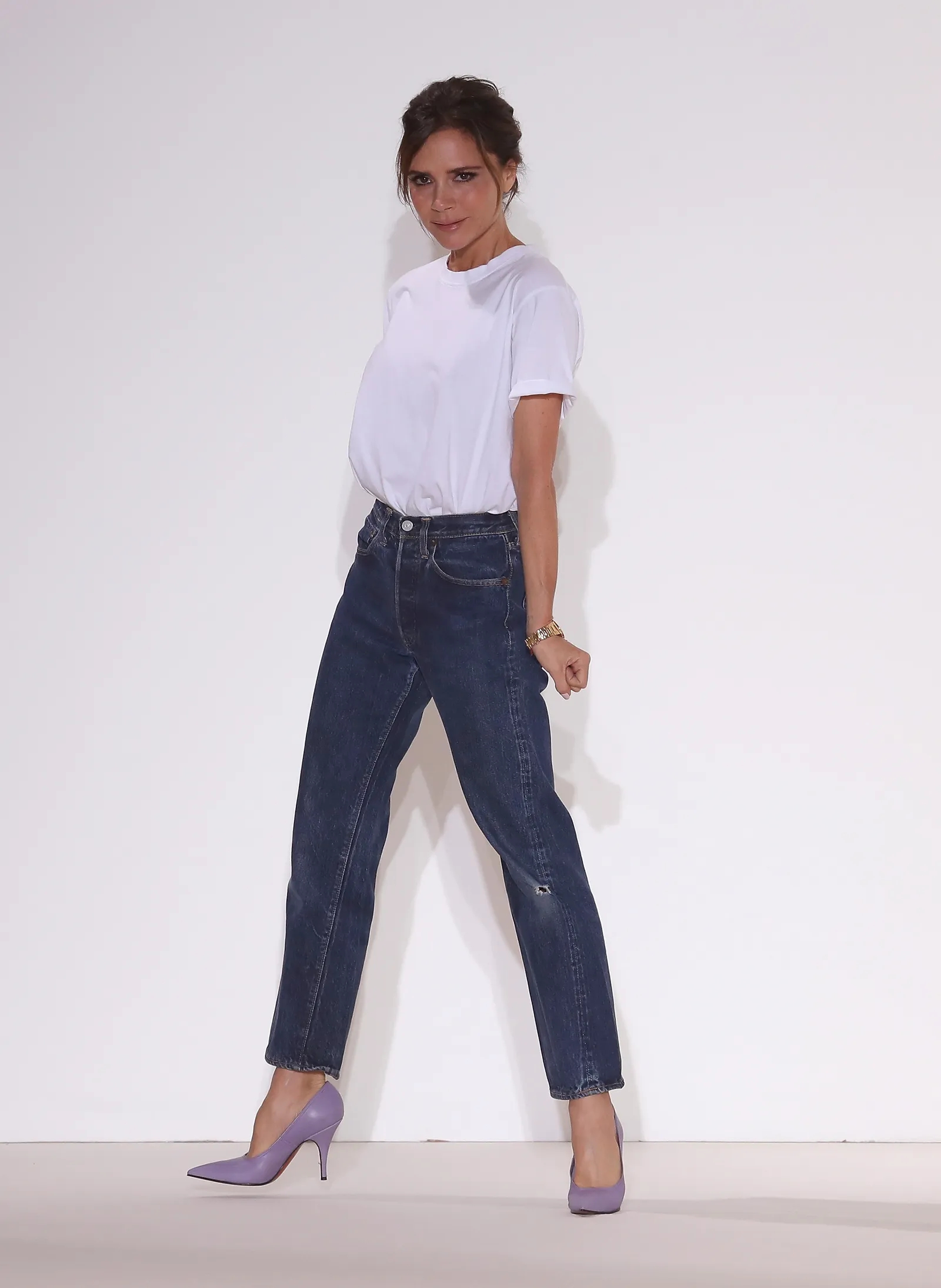 Áo thun trắng và quần jeans: Công thức luôn chuẩn mốt, phụ nữ ngoài 40 tuổi mặc lên cực trẻ trung- Ảnh 9.