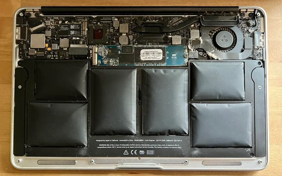 'Nếu không mở ra xem bên trong, MacBook của tôi có lẽ đã phát nổ': Thứ hiện ra trước mắt thật khó tin