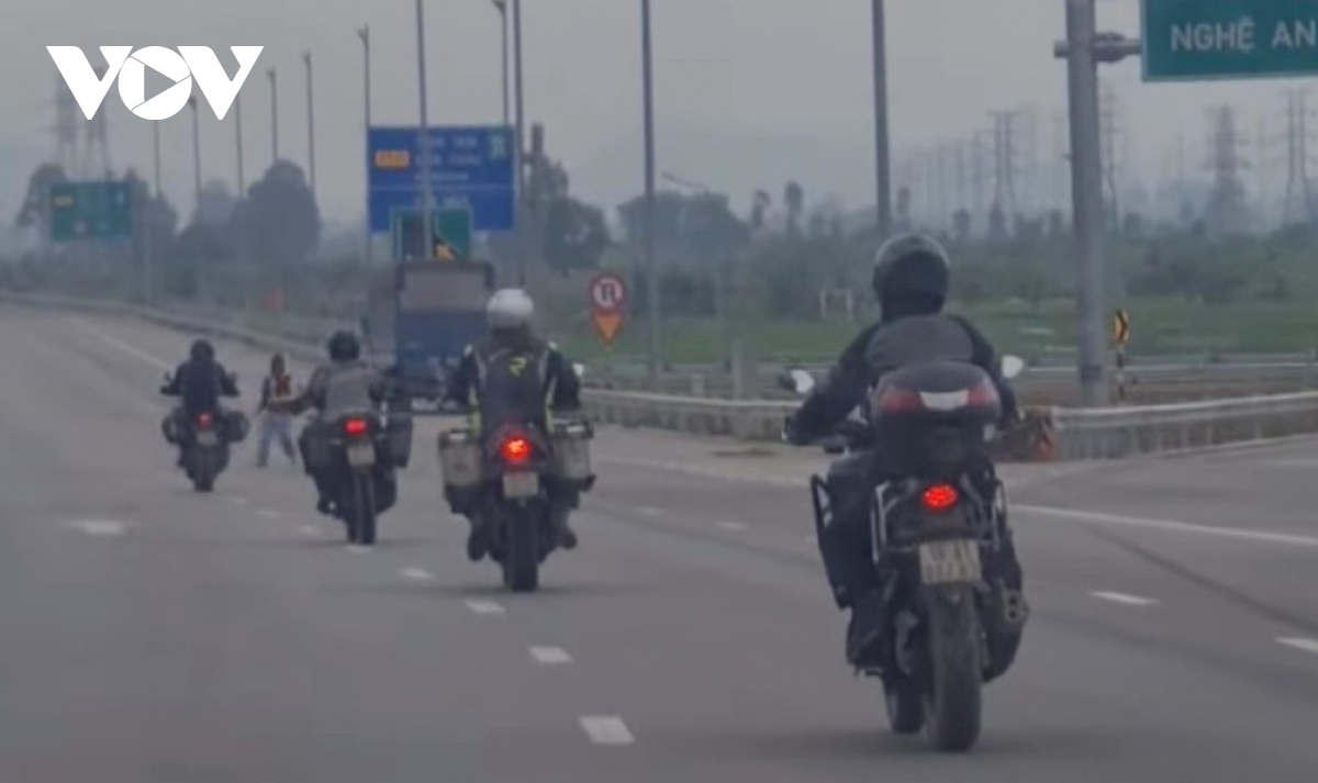 Đoàn xe mô tô phân khối lớn ngang nhiên chạy vào cao tốc Nghi Sơn - Diễn Châu- Ảnh 1.