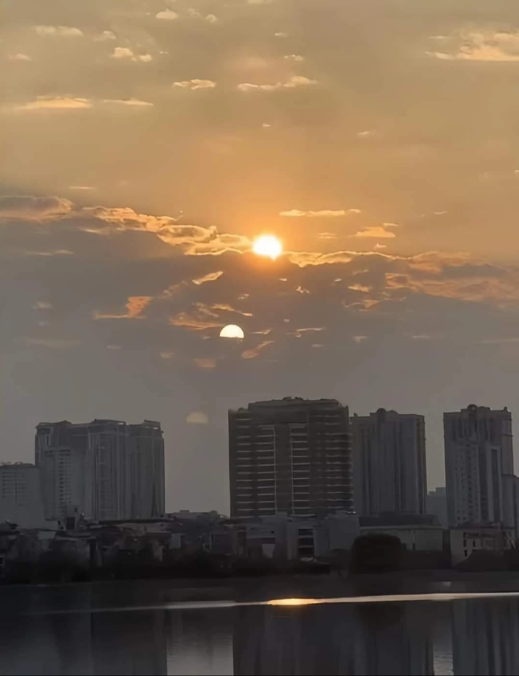 Hiện tượng 2 mặt trời cùng lúc xuất hiện trên bầu trời ở Hà Nội - ảnh: Fb Châu Vũ
