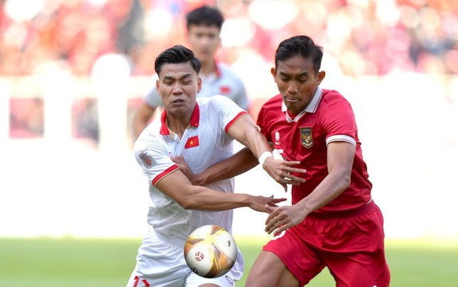 Quan chức bóng đá Indonesia bực mình về sân bóng tiếp ĐT Việt Nam- Ảnh 1.