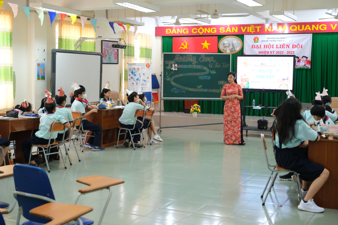 Cô giáo Ngữ Văn TP.HCM với những tiết học đặc biệt: Học sinh được mặc cổ phục, làm bánh trôi nước, nói 