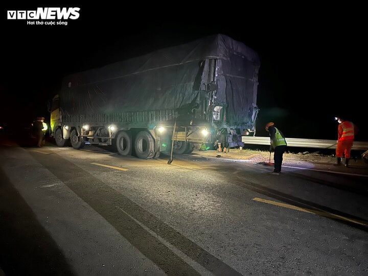 Tai nạn 11 người thương vong: Xe tải nổ lốp, dừng trên cao tốc Cam Lộ - La Sơn- Ảnh 1.