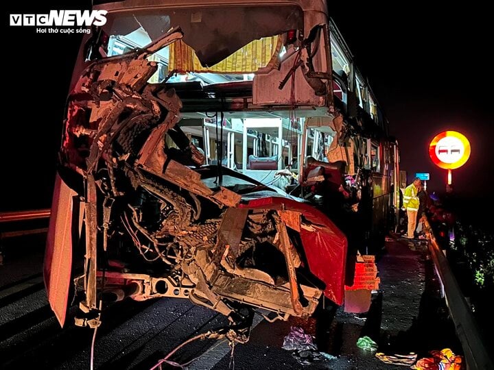 Tai nạn 11 người thương vong: Xe tải nổ lốp, dừng trên cao tốc Cam Lộ - La Sơn- Ảnh 2.