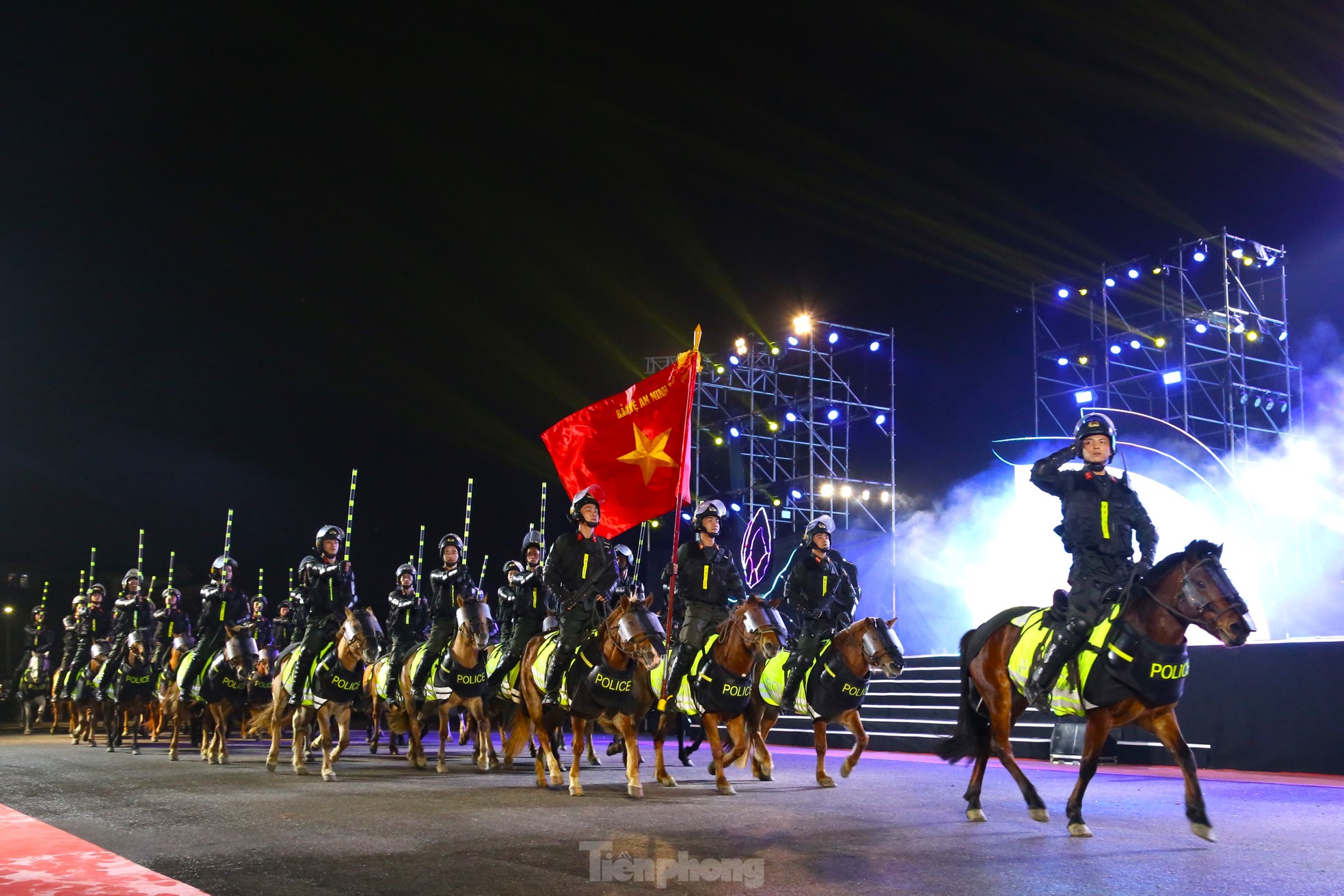 Mãn nhãn màn biểu diễn của Cảnh sát cơ động Kỵ binh Việt Nam- Ảnh 1.