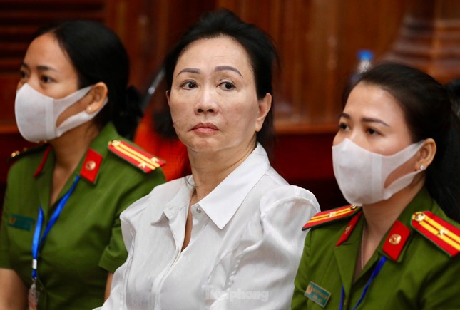 Hình ảnh trước phiên xét hỏi bà Trương Mỹ Lan và đại gia Nguyễn Cao Trí- Ảnh 1.