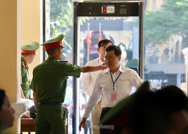 Hình ảnh trước phiên xét hỏi bà Trương Mỹ Lan và đại gia Nguyễn Cao Trí- Ảnh 6.