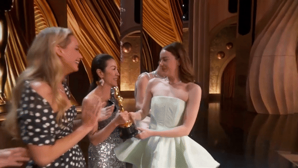 Tranh cãi nảy lửa clip tố Emma Stone - Jennifer Lawrence hùa nhau cô lập Dương Tử Quỳnh ngay trên sân khấu Oscar 2024- Ảnh 6.