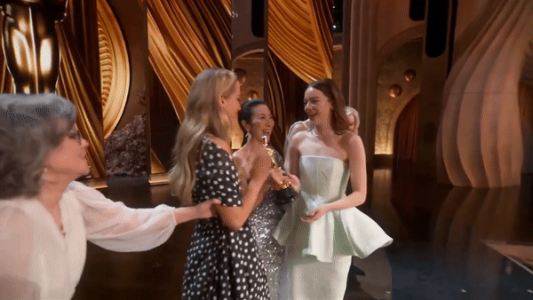 Tranh cãi nảy lửa clip tố Emma Stone - Jennifer Lawrence hùa nhau cô lập Dương Tử Quỳnh ngay trên sân khấu Oscar 2024- Ảnh 2.