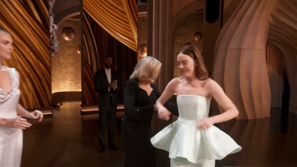 Tranh cãi nảy lửa clip tố Emma Stone - Jennifer Lawrence hùa nhau cô lập Dương Tử Quỳnh ngay trên sân khấu Oscar 2024- Ảnh 1.