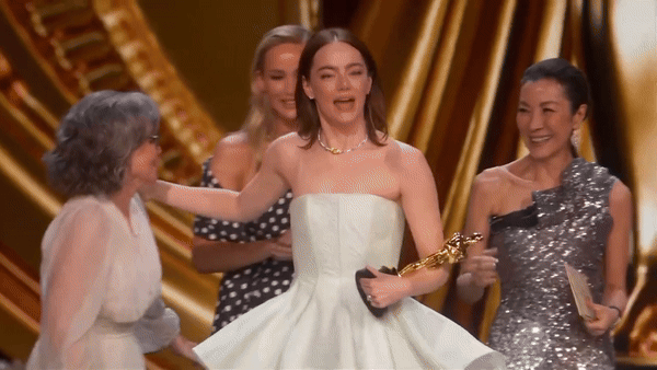 Tranh cãi nảy lửa clip tố Emma Stone - Jennifer Lawrence hùa nhau cô lập Dương Tử Quỳnh ngay trên sân khấu Oscar 2024- Ảnh 7.