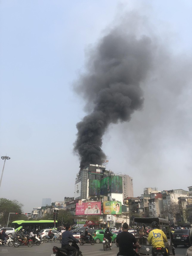 Đang cháy lớn tòa nhà 9 tầng trên phố kinh doanh sầm uất ở Hà Nội- Ảnh 4.