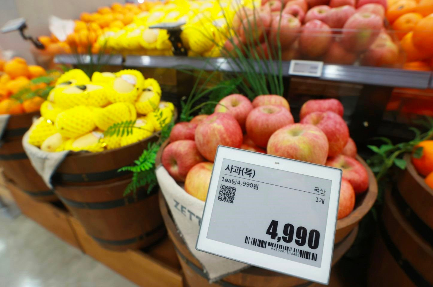 ‘Buồn’ của Hàn Quốc: Là nền kinh tế hàng đầu châu Á nhưng người dân mua trái cây cũng phải 'nâng lên hạ xuống', muốn ăn 1 quả táo phải trả tới 94.000 đồng- Ảnh 3.