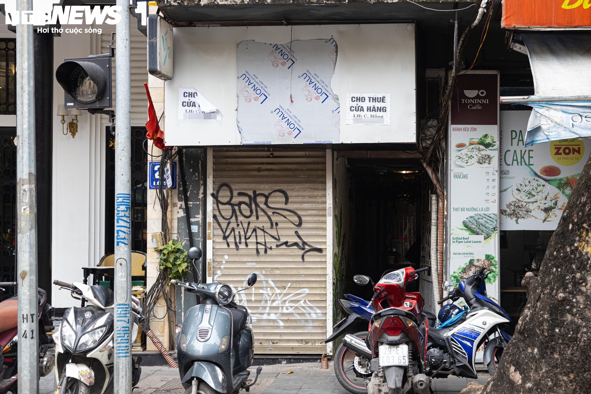 Nhiều cửa hàng giữa phố cổ Hà Nội im lìm đóng cửa, chủ nhà ngóng khách thuê- Ảnh 8.