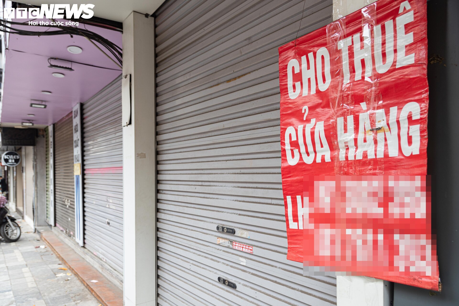 Nhiều cửa hàng giữa phố cổ Hà Nội im lìm đóng cửa, chủ nhà ngóng khách thuê- Ảnh 2.