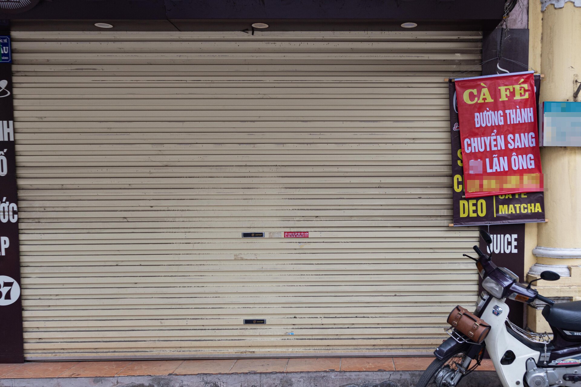 Nhiều cửa hàng giữa phố cổ Hà Nội im lìm đóng cửa, chủ nhà ngóng khách thuê- Ảnh 11.