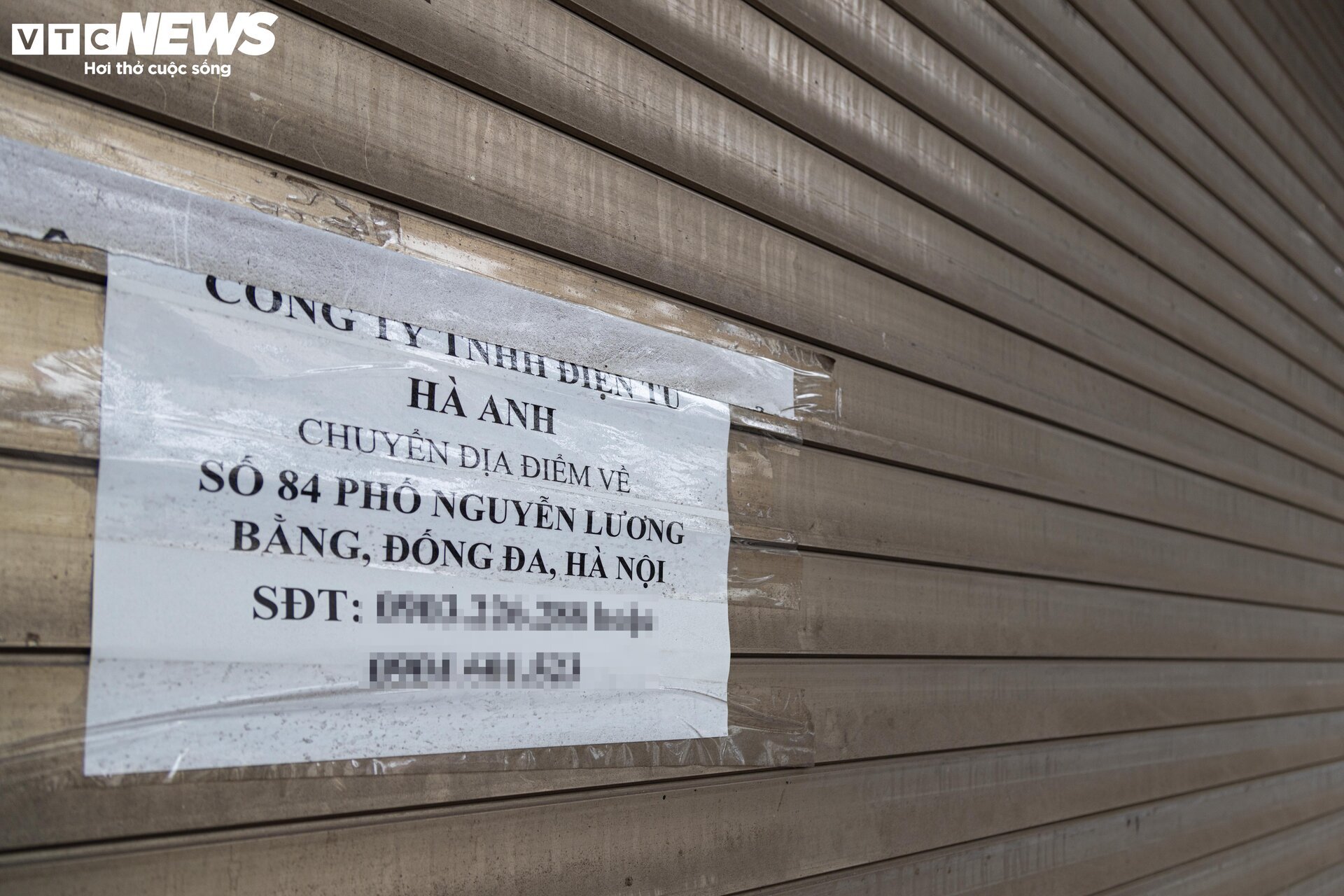 Nhiều cửa hàng giữa phố cổ Hà Nội im lìm đóng cửa, chủ nhà ngóng khách thuê- Ảnh 12.