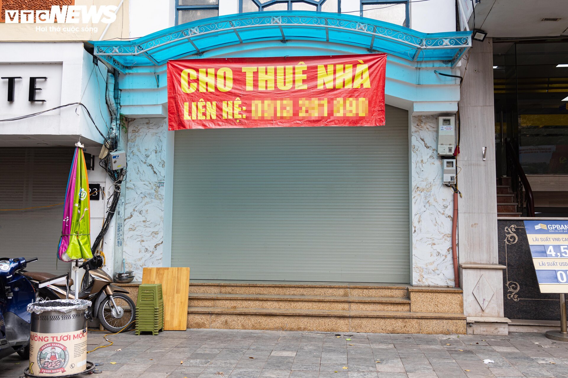 Nhiều cửa hàng giữa phố cổ Hà Nội im lìm đóng cửa, chủ nhà ngóng khách thuê- Ảnh 21.