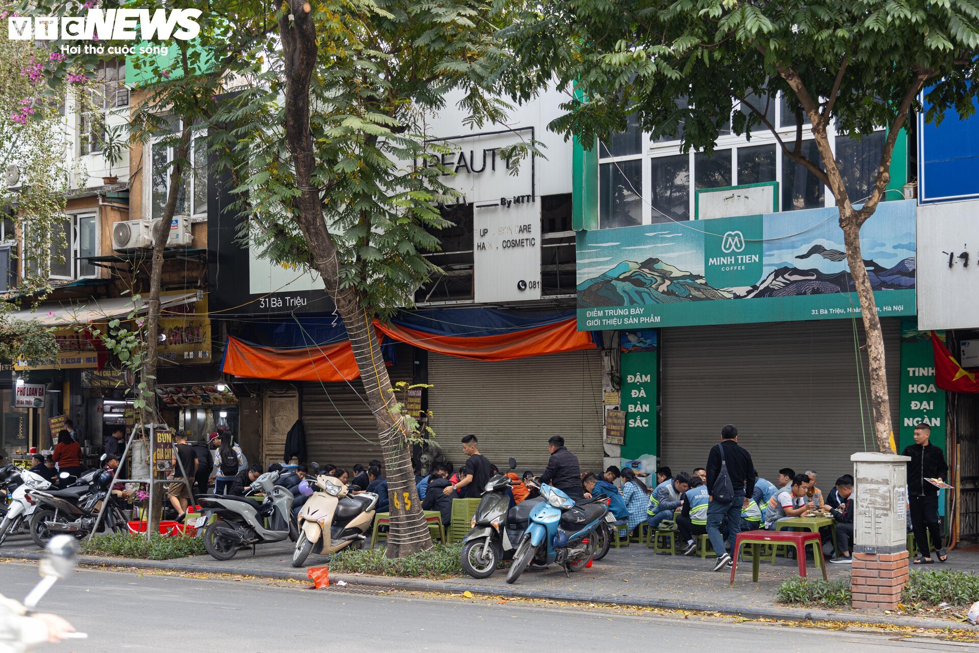 Nhiều cửa hàng giữa phố cổ Hà Nội im lìm đóng cửa, chủ nhà ngóng khách thuê- Ảnh 15.
